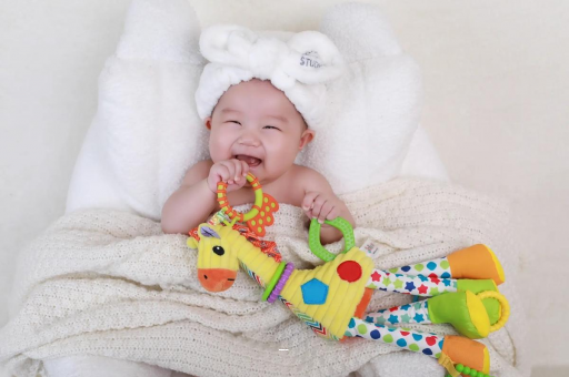 涟源四个月宝宝揉眼睛